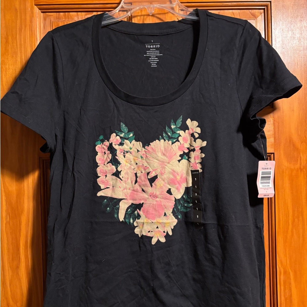 Torrid SS black w/ floral tee, Size 1, NWT